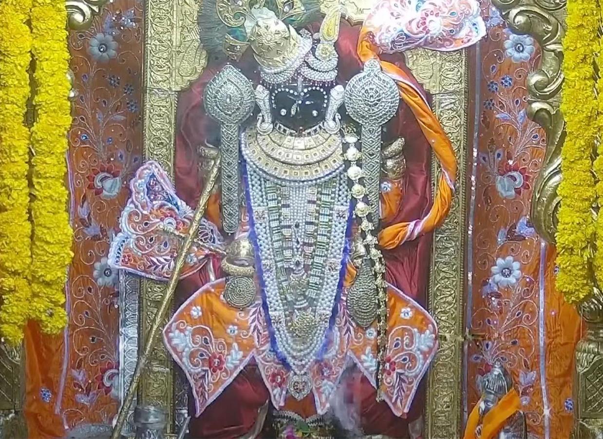 What Happens Inside Dwarkadhish Temple?